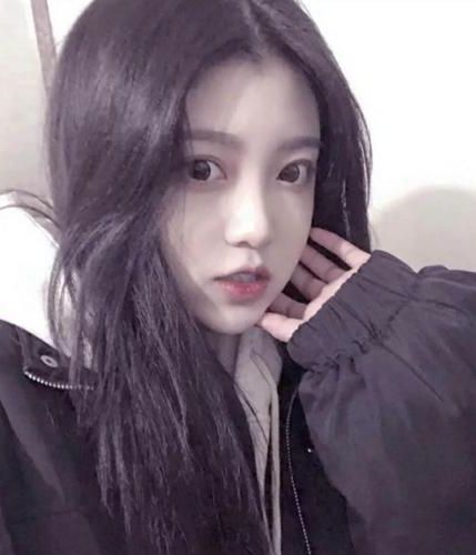 《咸鱼女配被大佬饲养后》作者:发电姬